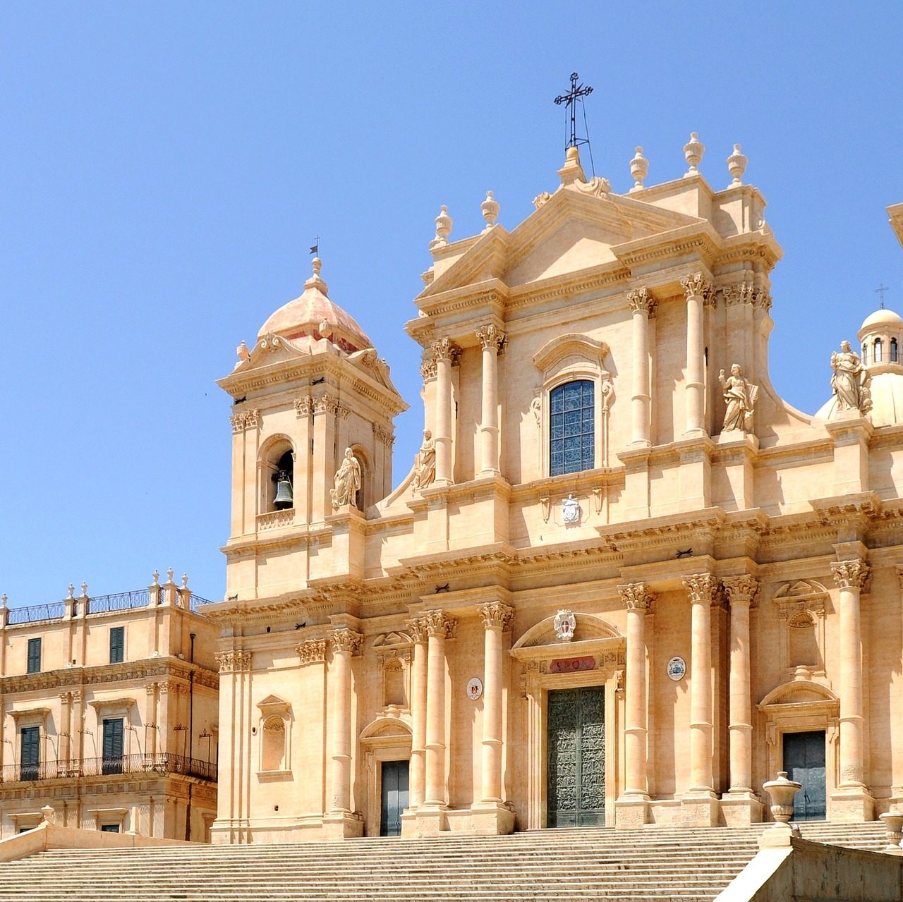 https://www.looptravelitaly.it/wp-content/uploads/2020/10/FOTO-7-1280x1279.jpg