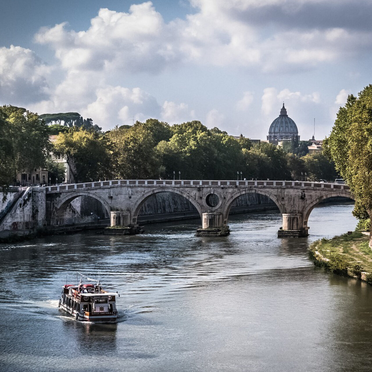 https://www.looptravelitaly.it/wp-content/uploads/2024/03/ROMA-PONTE-E-BASILICA-1-1280x1280.jpg